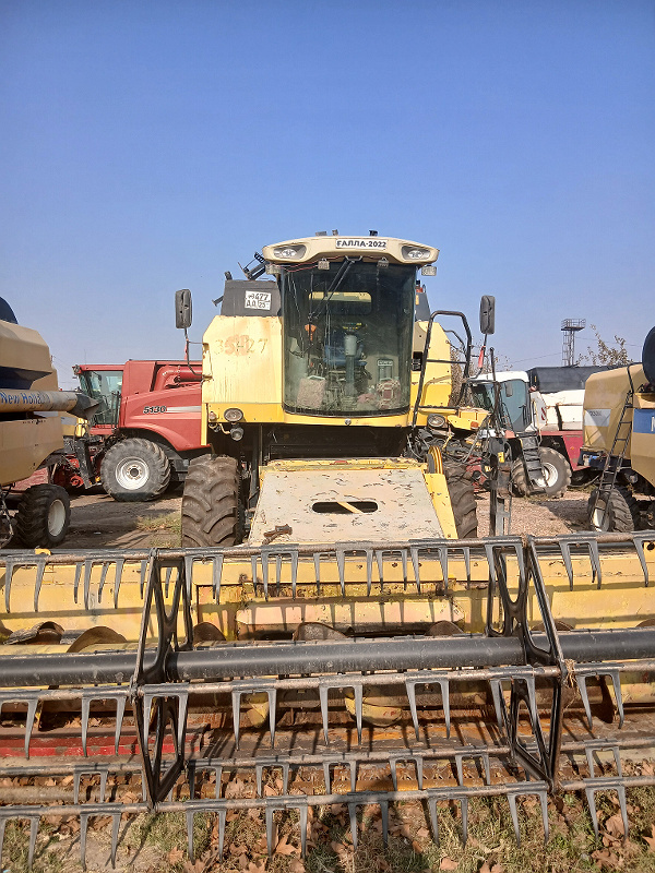 Фото лота: Kombayn New Holland TC-5060  25AA477, фото 1 из 4