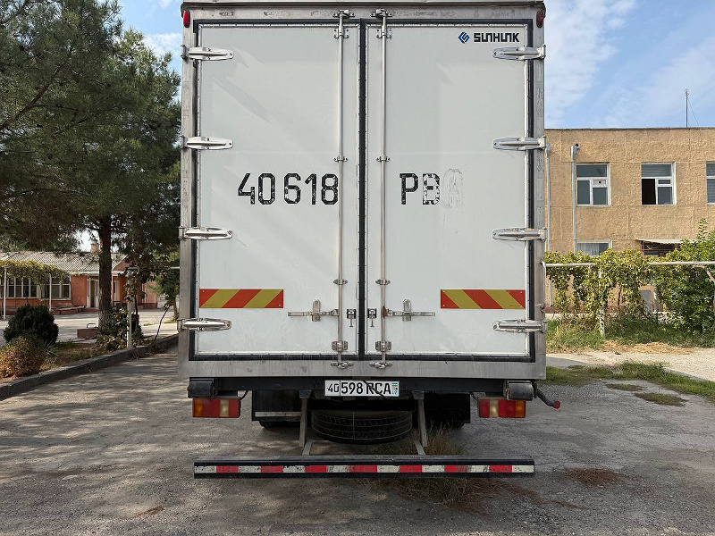 Фото лота: SINOTRUK HOWO ZZ1107G4215CD1, фото 3 из 8