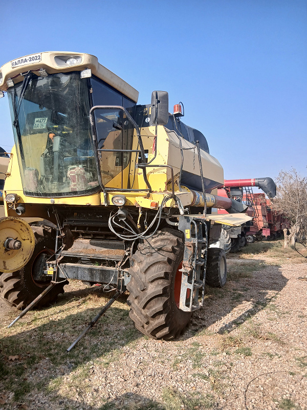 Фото лота: Kombayn New Holland TC-5060  25AA477, фото 3 из 4