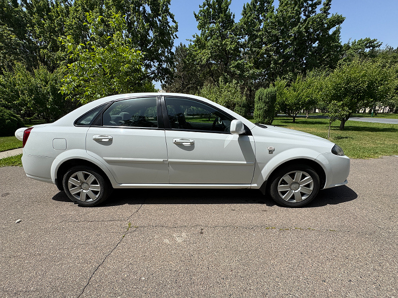 Фото лота: CHEVROLET LACETTI, фото 8 из 10