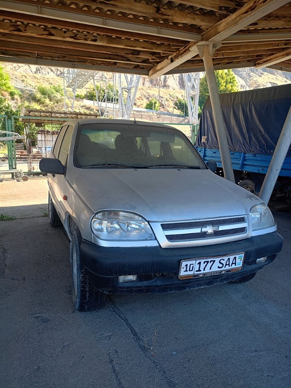 Фото лота: CHEVROLET NIVA 2123, фото 1 из 4
