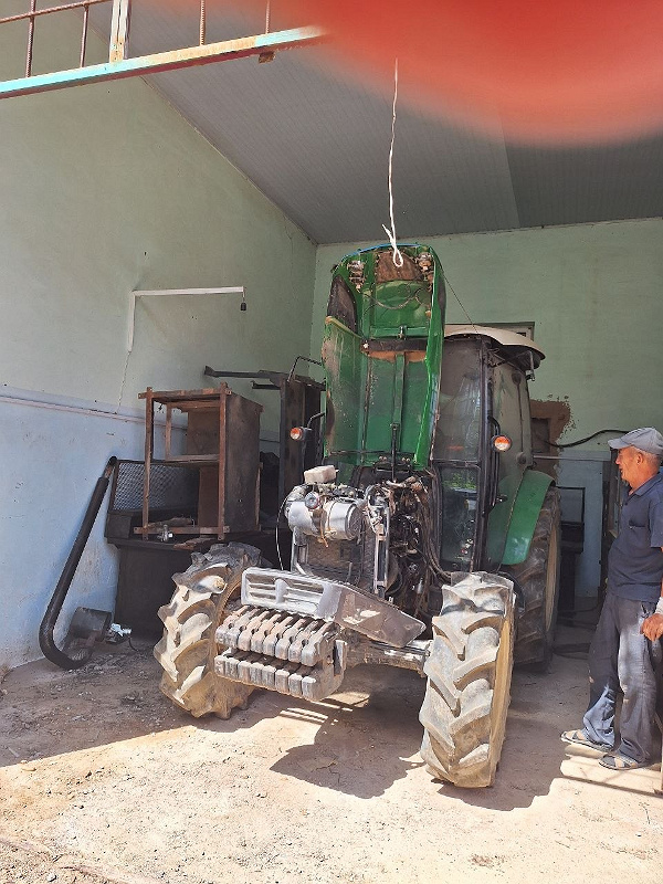 Фото лота: TTZ-LS U62 traktor 70EA040, фото 1 из 4