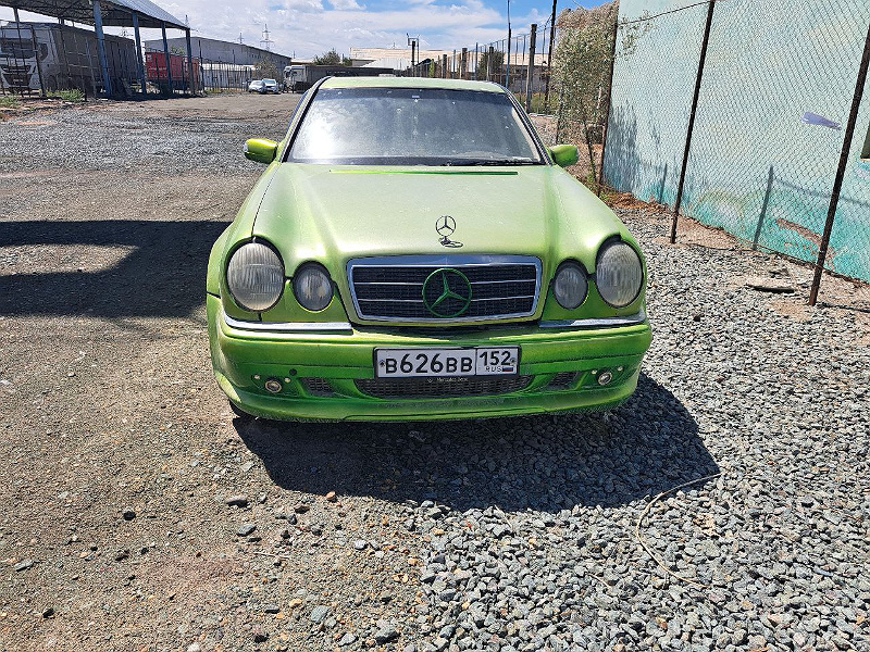 Фото лота: Mercedes Benz E200, фото 1 из 8