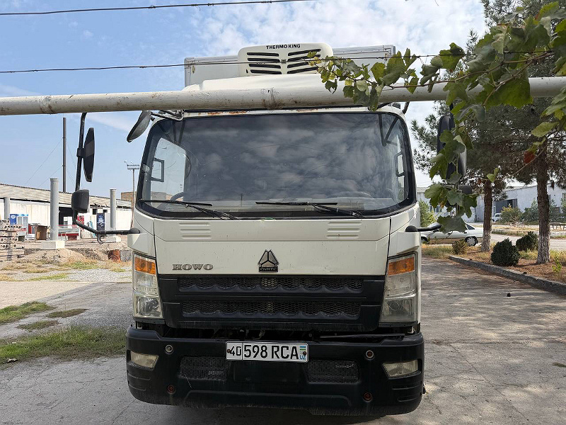 Фото лота: SINOTRUK HOWO ZZ1107G4215CD1, фото 1 из 8