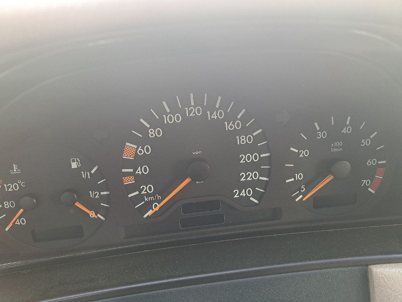 Фото лота: Mercedes Benz E200, фото 7 из 8