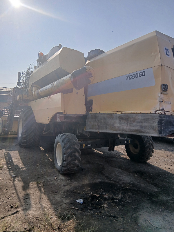Фото лота: Kombayn New Holland TC-5060  25AA478, фото 2 из 4