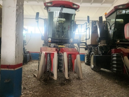 Фото лота: Traktor / Paxta terish mashinasi, фото 1 из 9